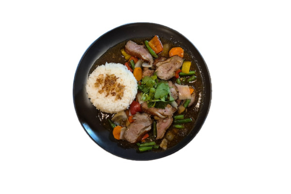 S6. Phad Prik Thaj Dam Pet - rýže s kachnou a thajskou pepřovou omáčkou