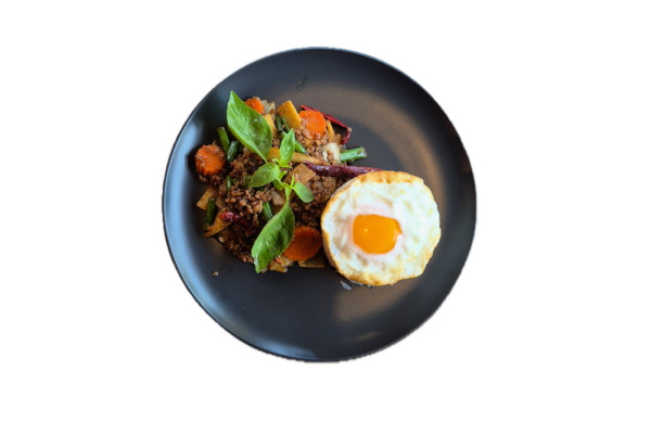 S2. Phad Kra Phau Neua Sab - smažené mleté hovězí maso s bazalkou